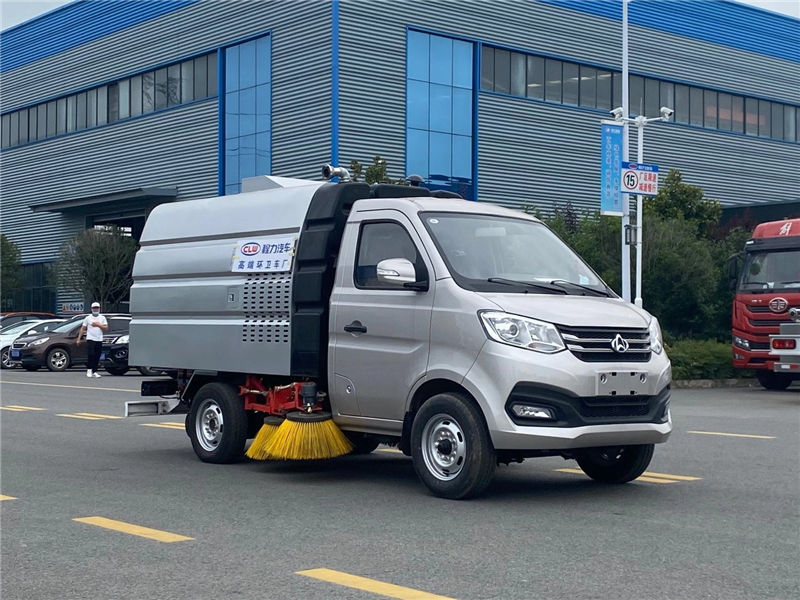東風(fēng)小型掃路車